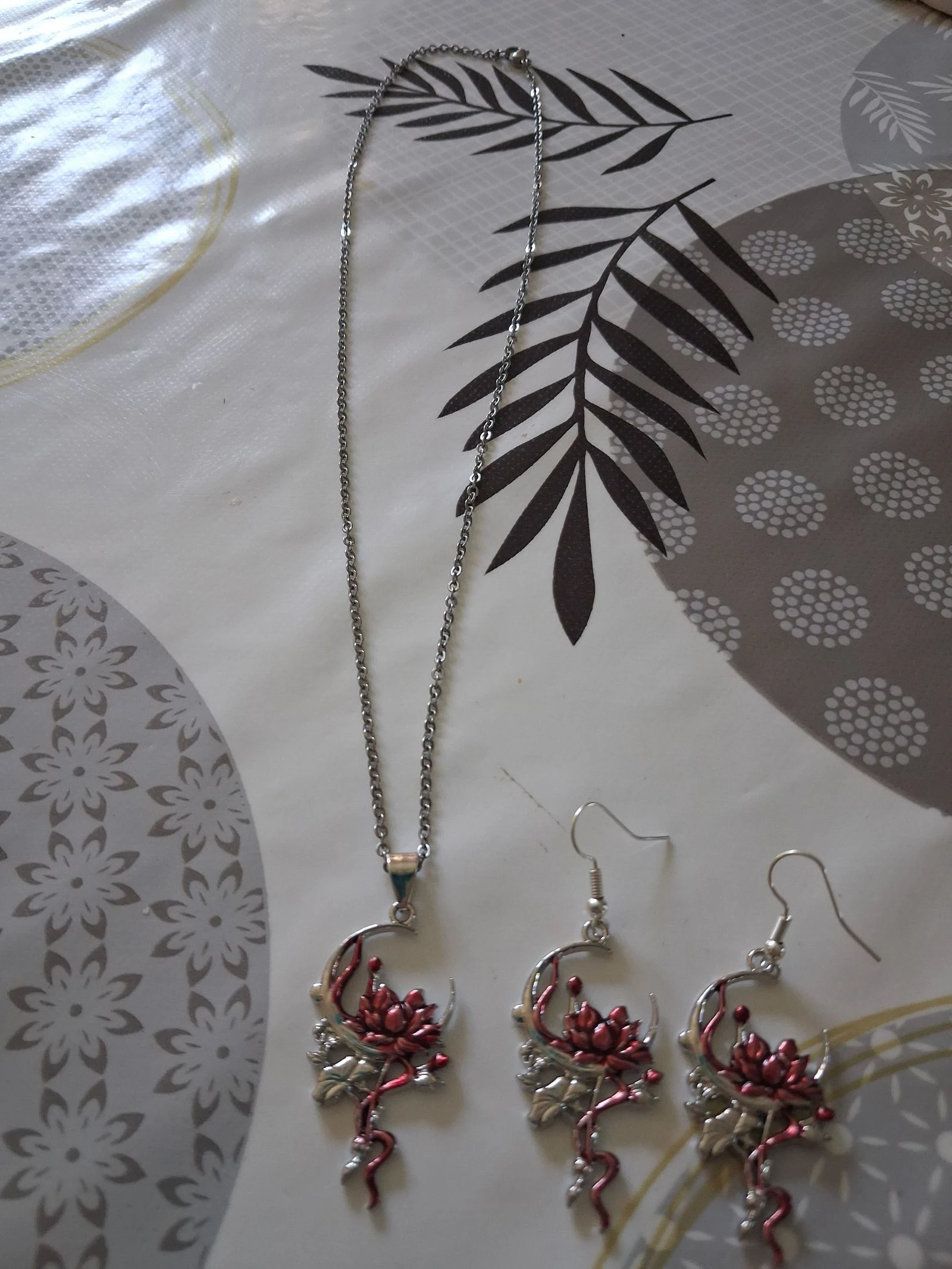 Sieradenset: ketting met hanger en bloemvormige oorhangen – photo 2